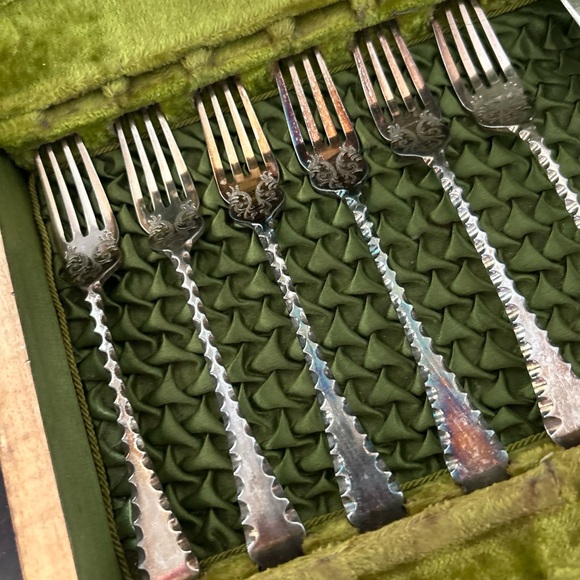 Antique Sheffield MARKED fish flatware and serving set! Bargain price! - Picture 4 of 12